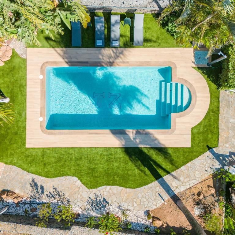 Wooden House with Private Pool Lush Garden - Casa - 12