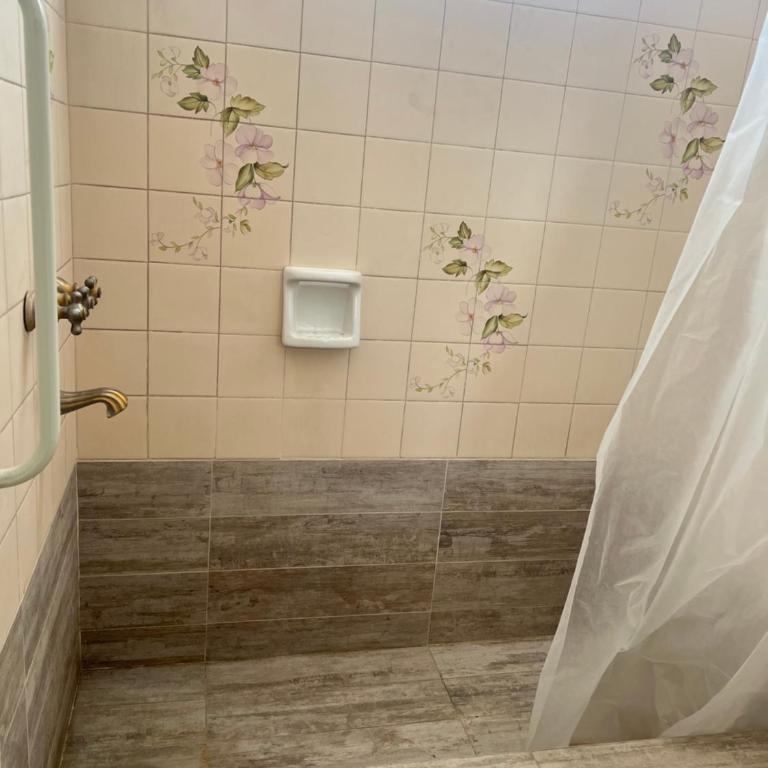 Dormitorio en casa de familia - Quadruple Room with Private Bathroom - 6