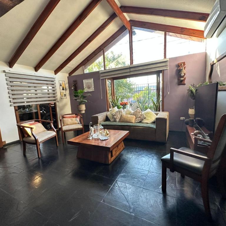 Terracota Travel Lodge Aeropuerto Stgo - Five-Bedroom House - 5