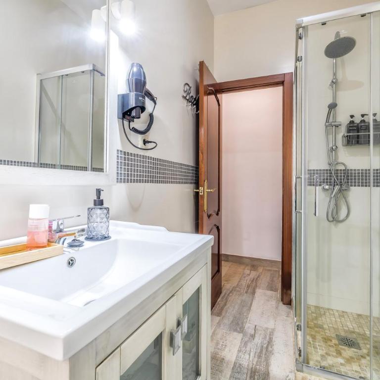 Cordoba Essence, Parking incluido junto al centro y casco histórico - Apartamento con 4 dormitorios - 8
