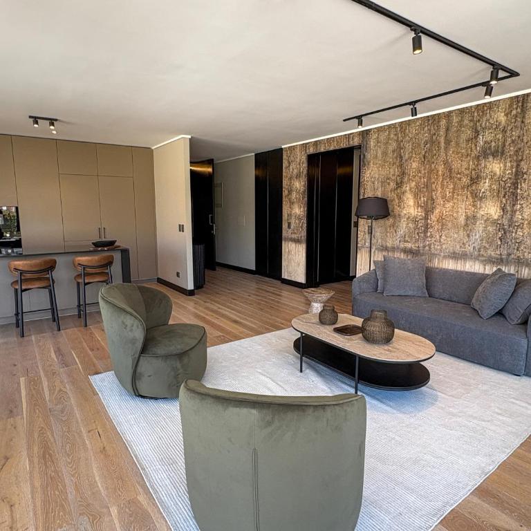 At Home Alonso - Three-Bedroom Apartment with Balcony - 1