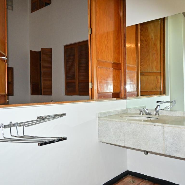 Hostel Mundo Joven Catedral - Bed in 6-Bed Mixed Dormitory Room Interior Shared Bathroom - 6