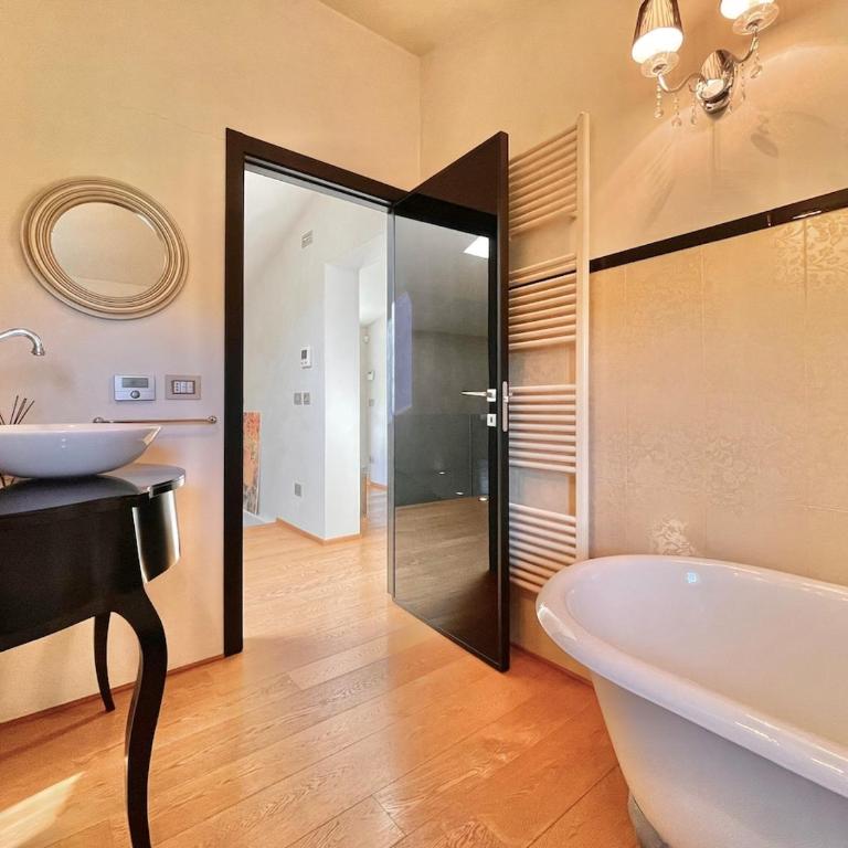 V&E Luxury Villa - Three-Bedroom Villa - 2