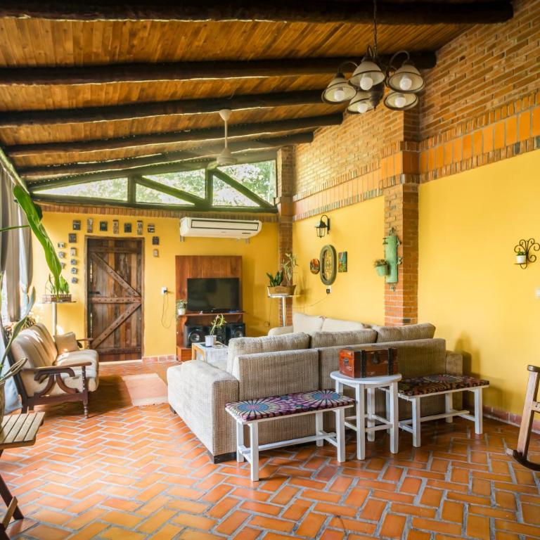 Casa Angi, con jardín y piscina en Sanber - Three-Bedroom House - 28