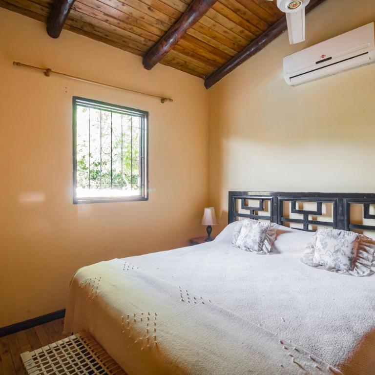 Casa Angi, con jardín y piscina en Sanber - Three-Bedroom House - 29