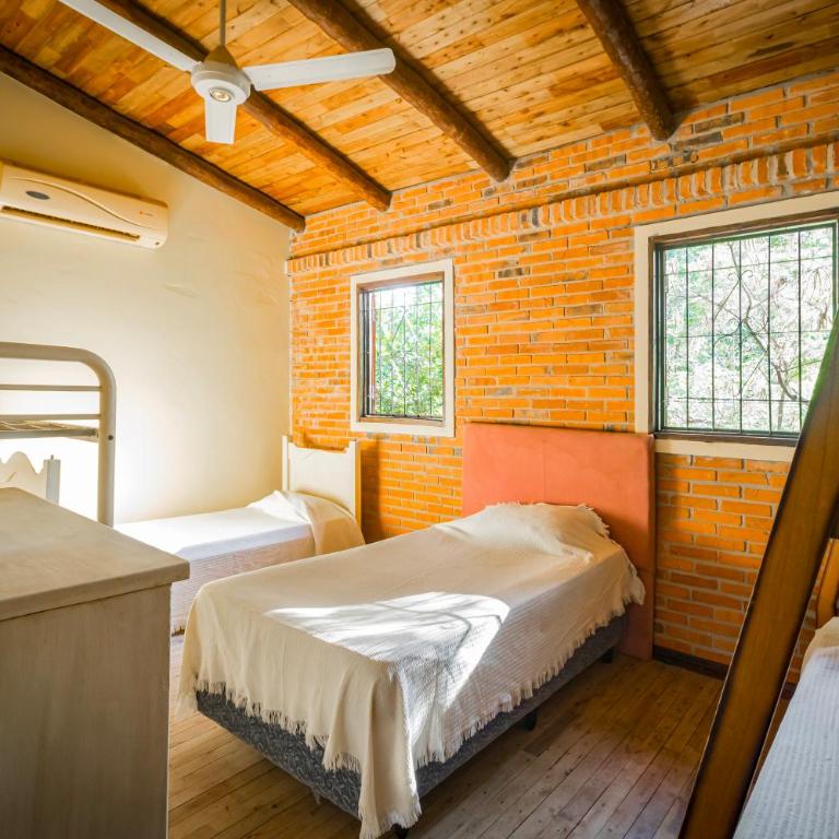 Casa Angi, con jardín y piscina en Sanber - Three-Bedroom House - 31