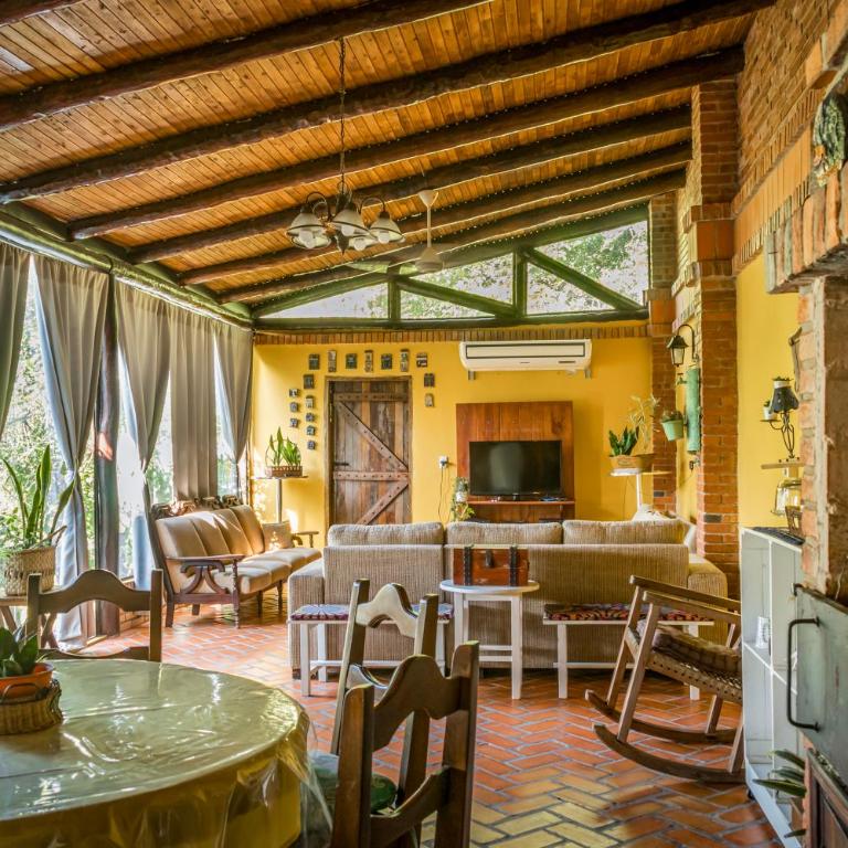 Casa Angi, con jardín y piscina en Sanber - Three-Bedroom House - 33
