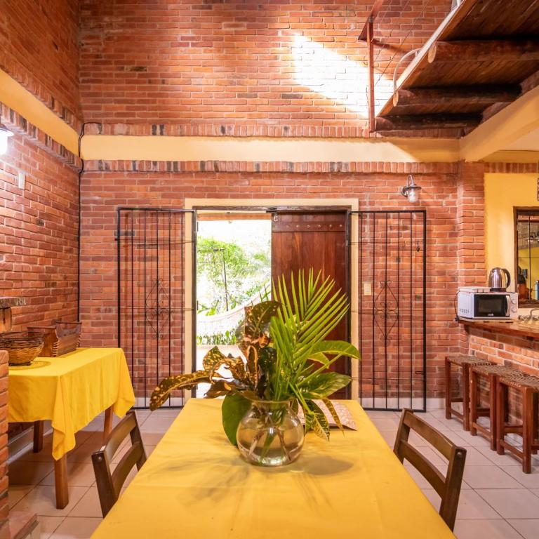 Casa Angi, con jardín y piscina en Sanber - Three-Bedroom House - 38