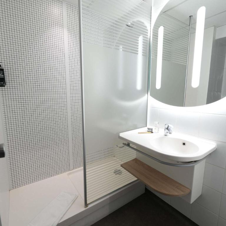 ibis budget Marseille Vieux Port - Chambre Triple avec 1 Lit Double et 1 Lit Simple Pliant - 7