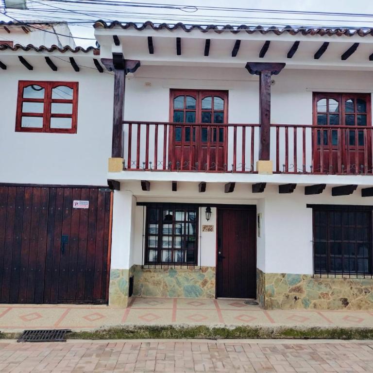 Roomii Hostel - Double Room with Balcony - 11