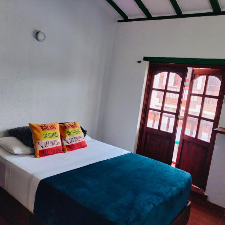 Roomii Hostel - Double Room with Balcony - 13