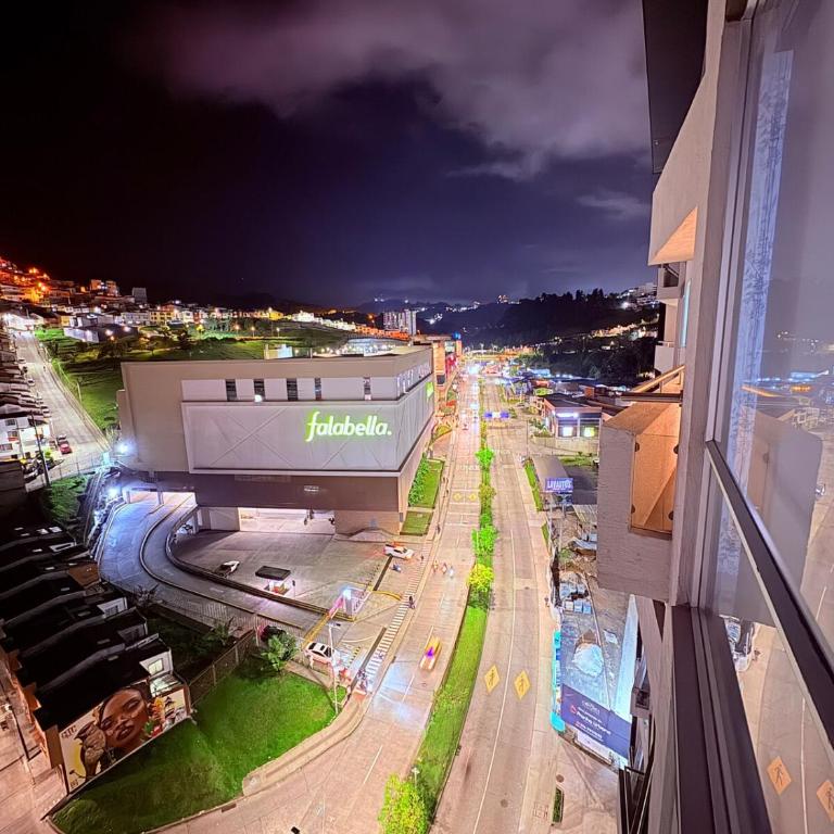 Apartamento moderno con balcón y vista a la ciudad cerca al mall plaza - Apartamento de 2 dormitorios - 1