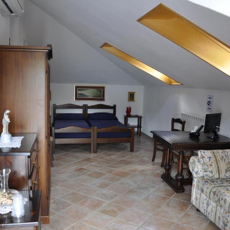 Bed & Breakfast 4U PARCHEGGIO INTERNO - Camera Familiare - 2