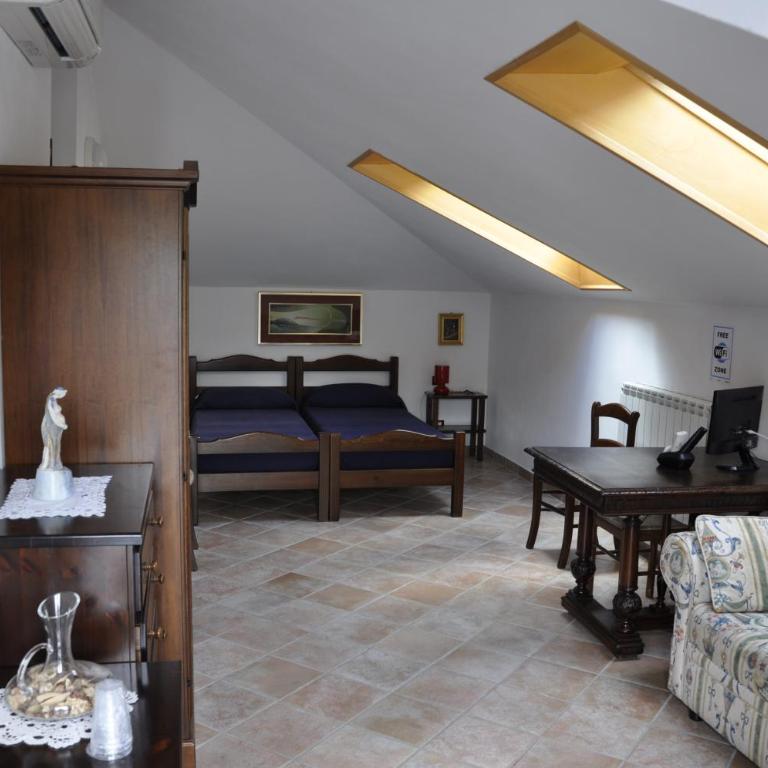 Bed & Breakfast 4U PARCHEGGIO INTERNO - Camera Familiare - 6