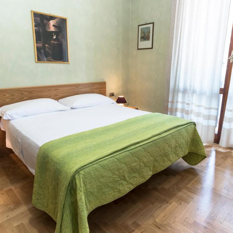 Camere R 75 - Camera Matrimoniale con Bagno Privato - 8