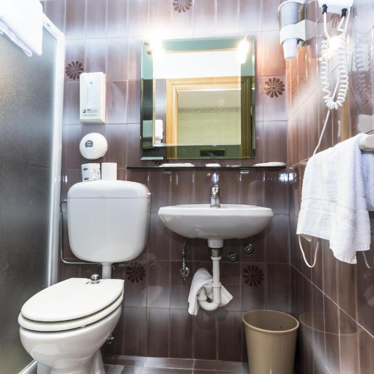 Camere R 75 - Camera Matrimoniale con Bagno Privato - 9