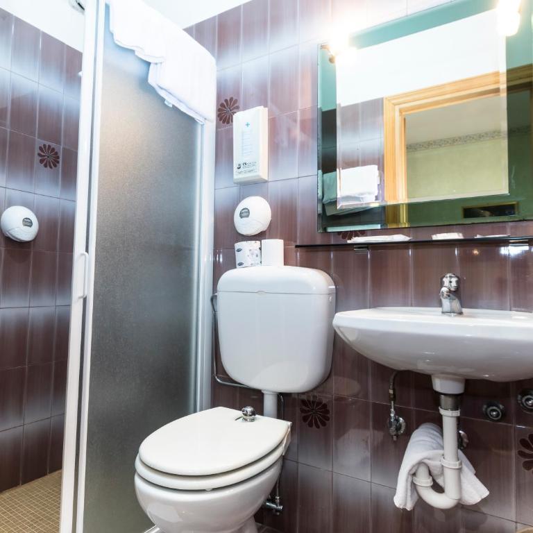 Camere R 75 - Camera Matrimoniale con Bagno Privato - 10
