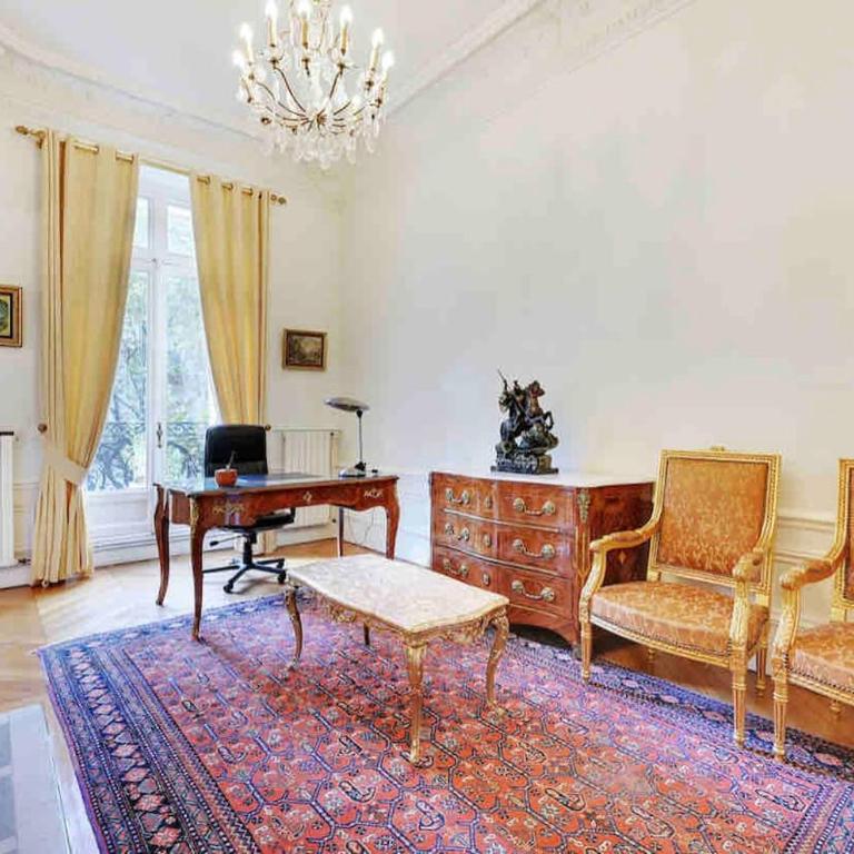 Champs Élysées : Appartement 200 m2 avec balcon - Appartement 3 Chambres - 18
