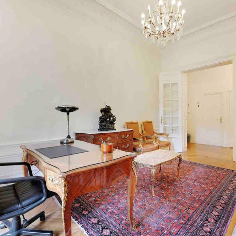 Champs Élysées : Appartement 200 m2 avec balcon - Appartement 3 Chambres - 17