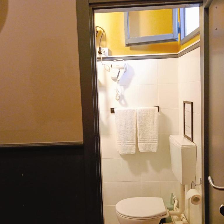 BOBOTEL - B&B City Center - Camera Matrimoniale con Bagno Privato Esterno - 10