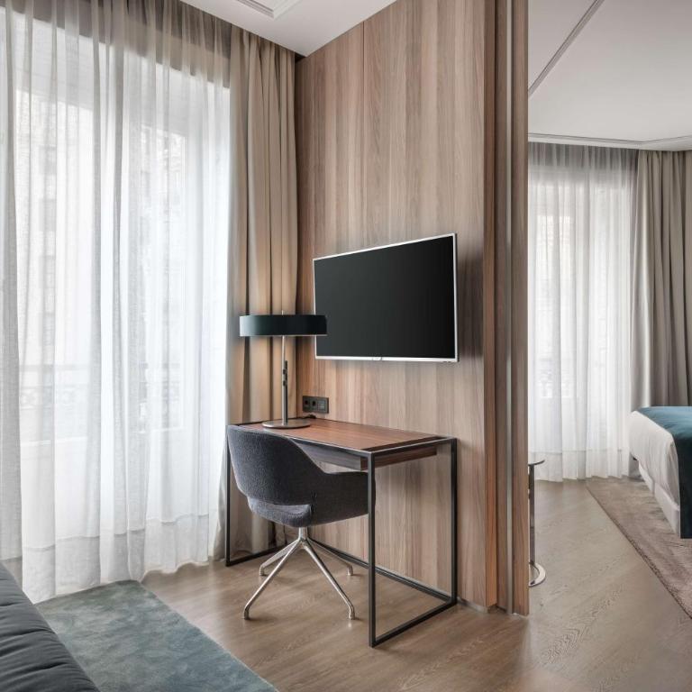 NH Collection Madrid Gran Vía - Junior Suite with Gran Via View - 2