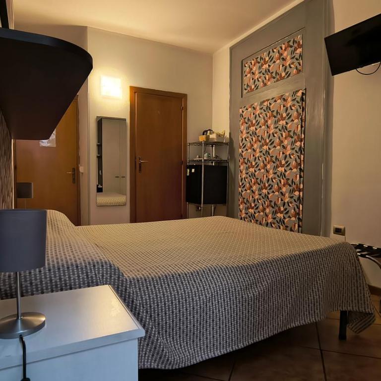 B&B Napoli Plebiscito - Camera Matrimoniale/Doppia con Letti Singoli - 2