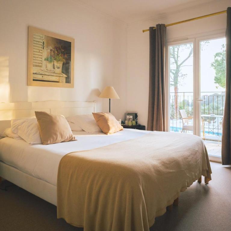 Auberge du Rédier - Logis Hôtels - Chambre Double - Vue sur Piscine - 1