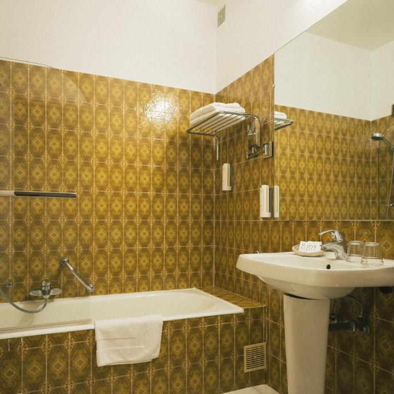Auberge du Rédier - Logis Hôtels - Chambre Double - Vue sur Piscine - 5