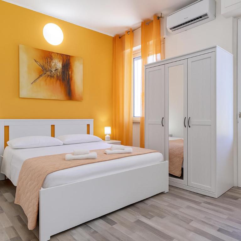 Iris Rooms - Double Room with Private Bathroom - 1