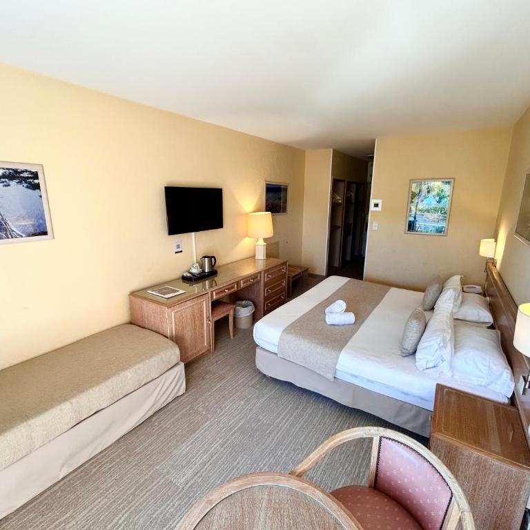 Hôtel La Pinède - Chambre Double Confort avec Terrasse - Vue sur Jardin - 7