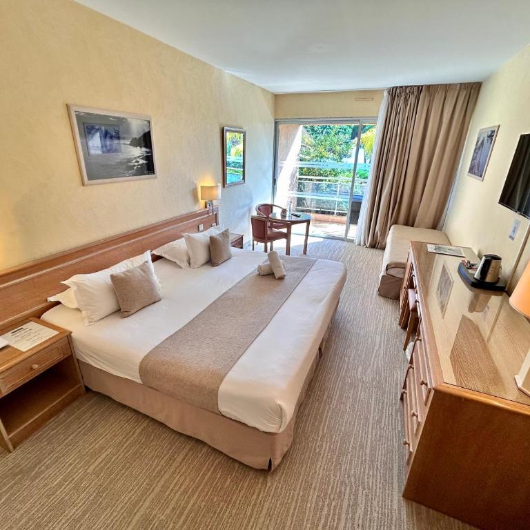 Hôtel La Pinède - Chambre Double Confort avec Terrasse - Vue sur Jardin - 2