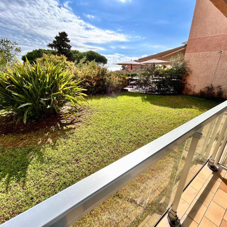 Hôtel La Pinède - Chambre Double Confort avec Terrasse - Vue sur Jardin - 9