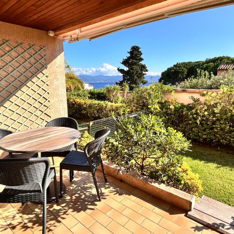 Hôtel La Pinède - Appartement 1 Chambre Confort avec Terrasse - Vue sur Jardin - 4