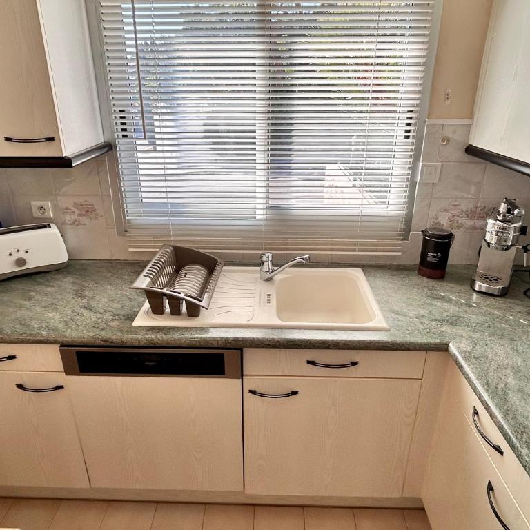 Hôtel La Pinède - Appartement 1 Chambre Confort avec Terrasse - Vue sur Jardin - 8