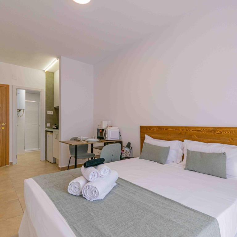 Deluxe XII - Ferga Suites - Deluxe King Studio - 5