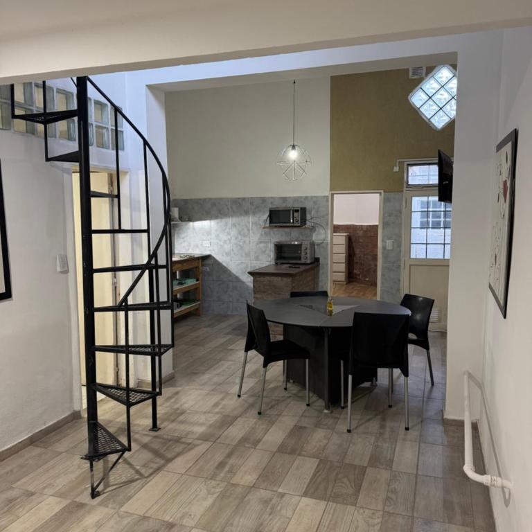 Depto cómodo a pasos de Plaza Rivadavia - Apartamento de 2 dormitorios - 1