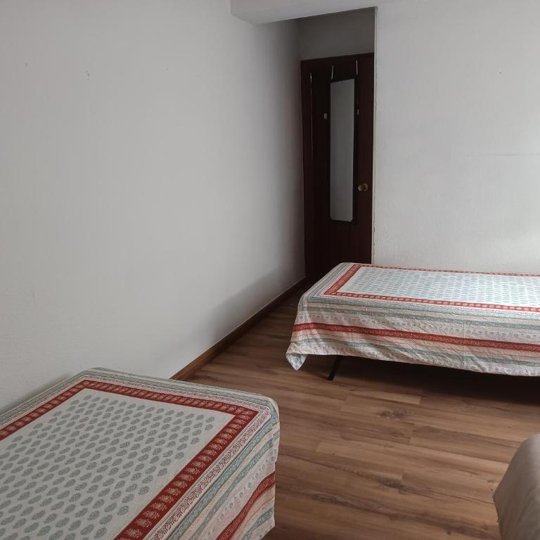 Acogedora habitación privada en piso familiar con baño compartido - Triple Room with Shared Bathroom - 3