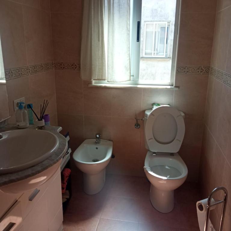 Acogedora habitación privada en piso familiar con baño compartido - Triple Room with Shared Bathroom - 2