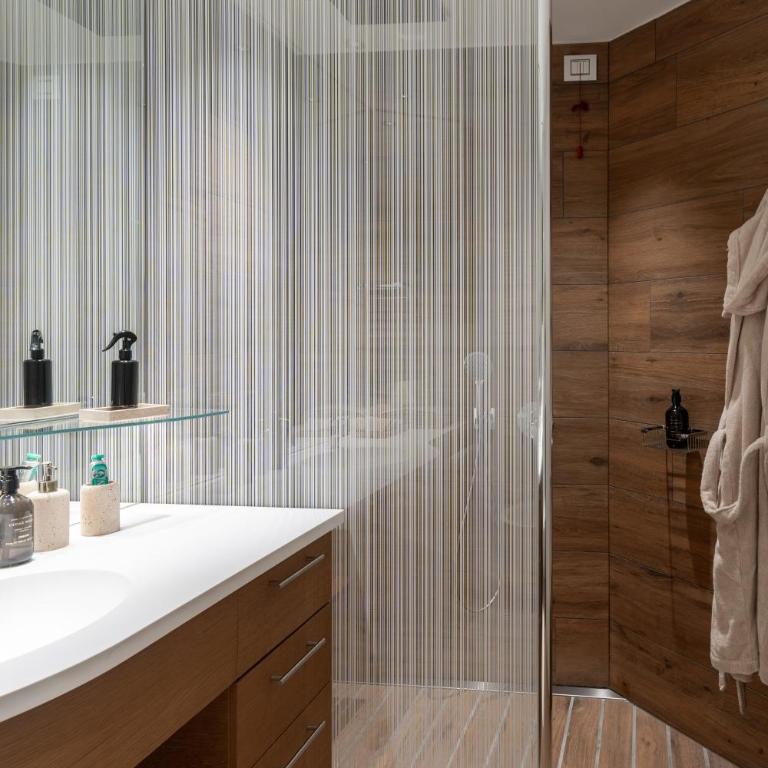 Farus Living - Appartamento Superior con 1 Camera da Letto e Balcone - 5