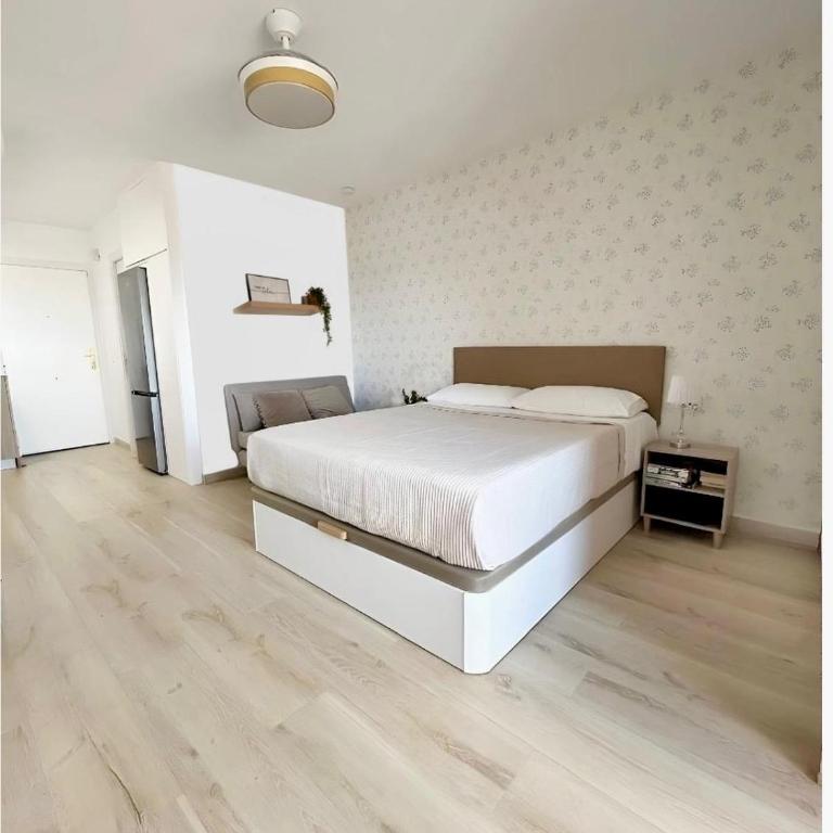 Sea View Studio Near Beach Pools Benalmádena - Studio with Sea View - 10