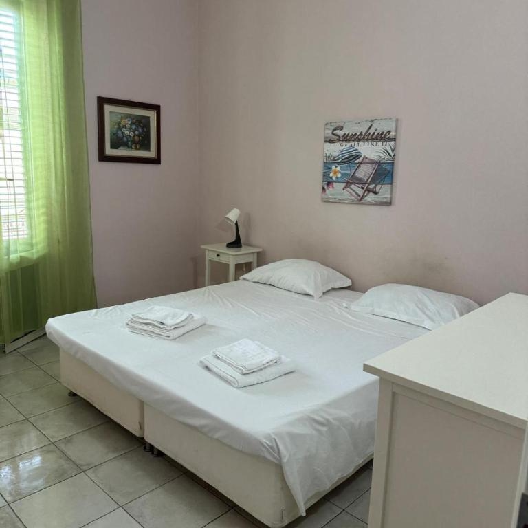 Room 091 - 4-Bed Mixed Dormitory Room - 6
