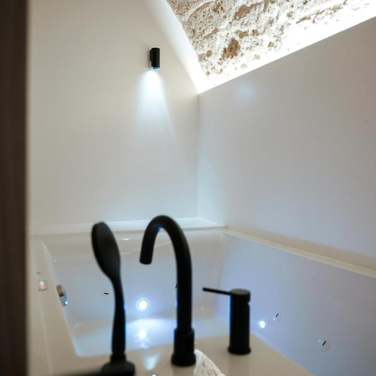 Myra Bari Bed & Spa - Camera Queen con Vasca Idromassaggio - 8