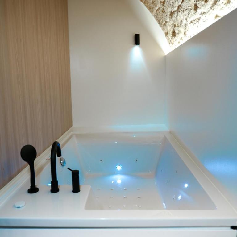 Myra Bari Bed & Spa - Camera Queen con Vasca Idromassaggio - 7