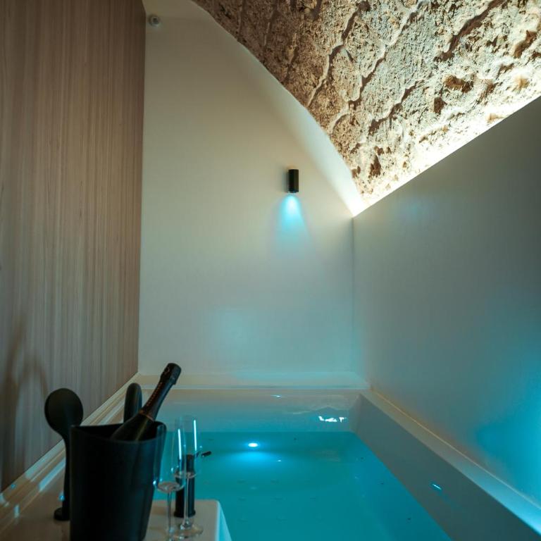 Myra Bari Bed & Spa - Camera Queen con Vasca Idromassaggio - 6