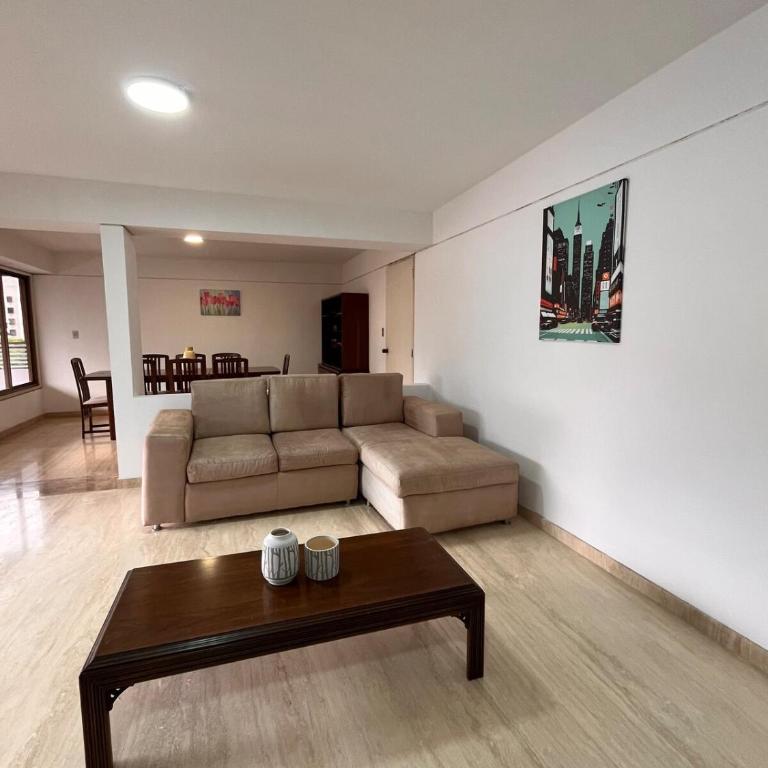 Amplio y Cómodo Apartamento La Florida - Three-Bedroom Apartment - 1