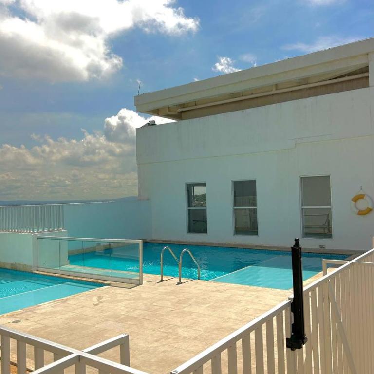 Lujo y confort cerca del mar 3 hab con piscina - Three-Bedroom Apartment - 2