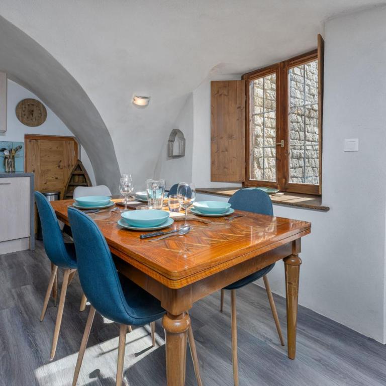 Maison à Tour Briançon - Appartement 2 Chambres avec Terrasse Bien Exposée - 10