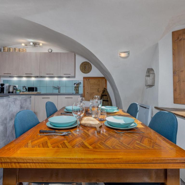 Maison à Tour Briançon - Appartement 2 Chambres avec Terrasse Bien Exposée - 3