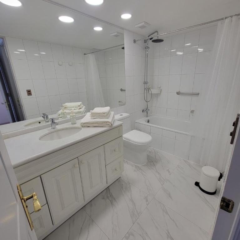 Mountain view in Las Condes, balcony and AC - Two-Bedroom Family Apartment - 45