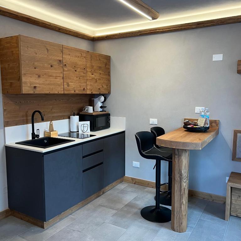 Harmonia Suite & Apartments - Suite with Mountain View - 1